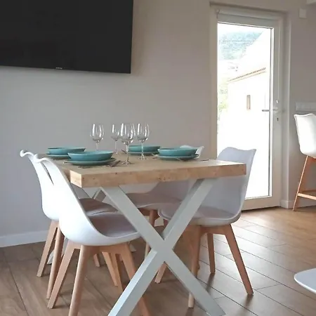 Marina. Casa Marinera Con Terraza Sobre El Mar En Caion *