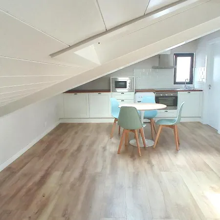 Marina. Casa Marinera Con Terraza Sobre El Mar En Caion Кайон