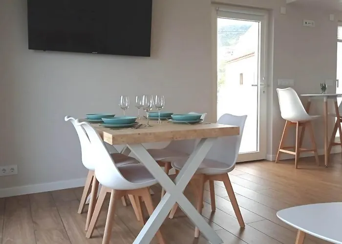 Marina. Casa Marinera Con Terraza Sobre El Mar En Caion *