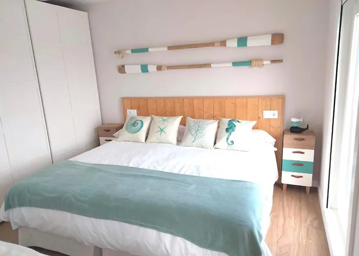 Marina. Casa Marinera Con Terraza Sobre El Mar En Caion