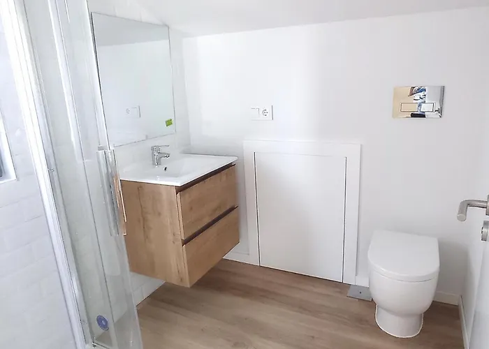 Marina. Casa Marinera Con Terraza Sobre El Mar En Caion *