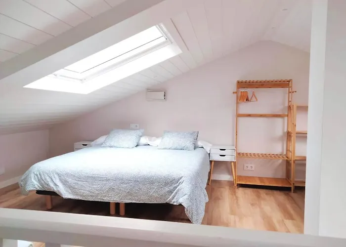 Marina. Casa Marinera Con Terraza Sobre El Mar En Caion