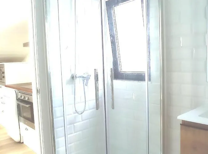 Marina. Casa Marinera Con Terraza Sobre El Mar En Caion