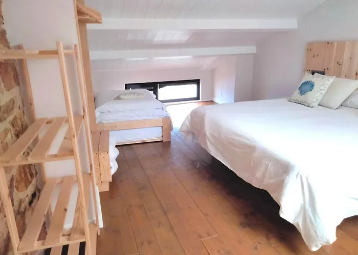 Marina. Casa Marinera Con Terraza Sobre El Mar En Caion Cayon