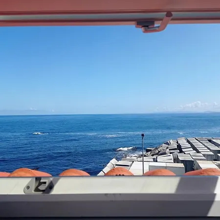 Marina. Casa Marinera Con Terraza Sobre El Mar En Caion