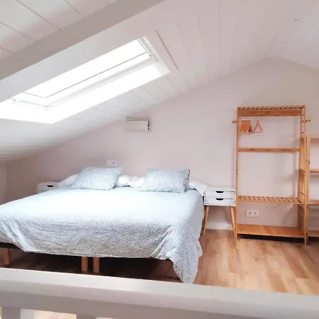 Marina. Casa Marinera Con Terraza Sobre El Mar En Caion