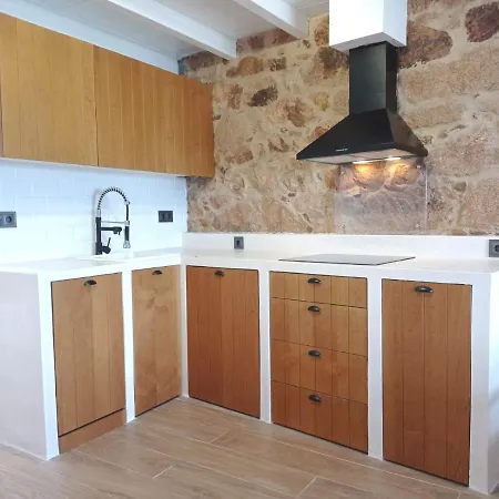 Mariña. Casa Marinera Con Terraza Sobre El Mar En Caión *