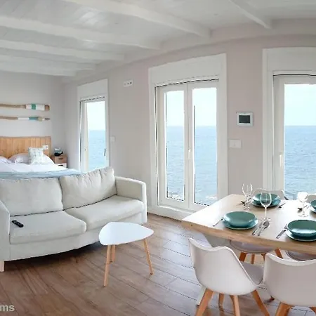 Mariña. Casa Marinera Con Terraza Sobre El Mar En Caión Cayón