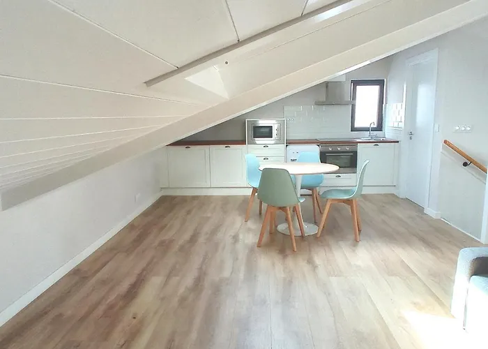 Marina. Casa Marinera Con Terraza Sobre El Mar En Caion Cayón