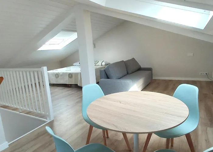 Marina. Casa Marinera Con Terraza Sobre El Mar En Caion *