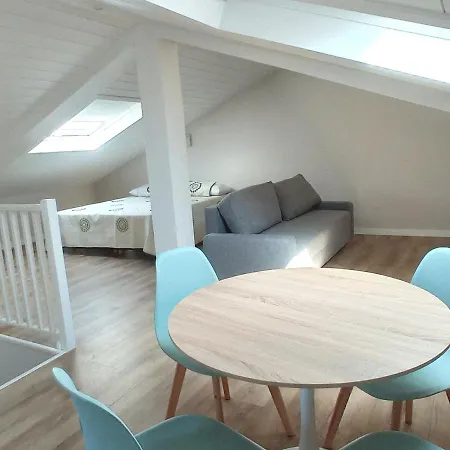 Marina. Casa Marinera Con Terraza Sobre El Mar En Caion *