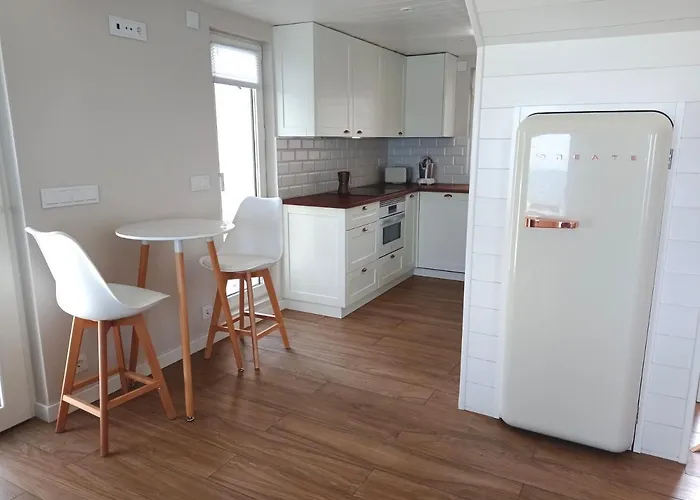 Marina. Casa Marinera Con Terraza Sobre El Mar En Caion *