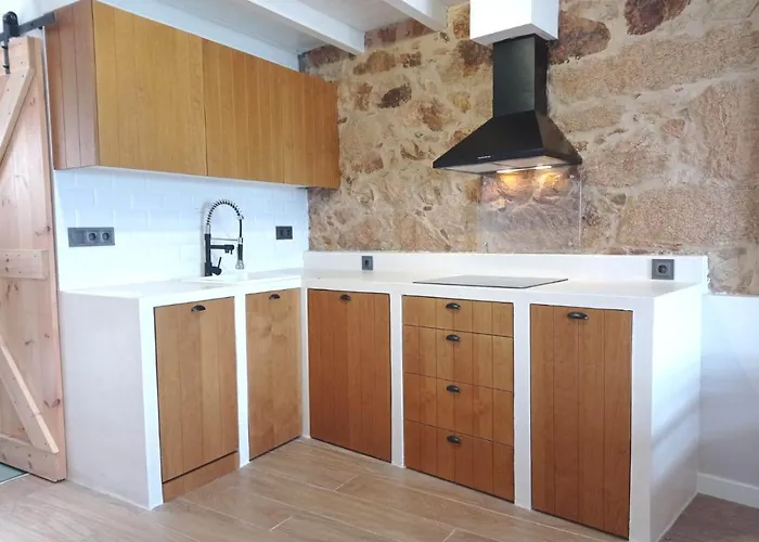 Marina. Casa Marinera Con Terraza Sobre El Mar En Caion *