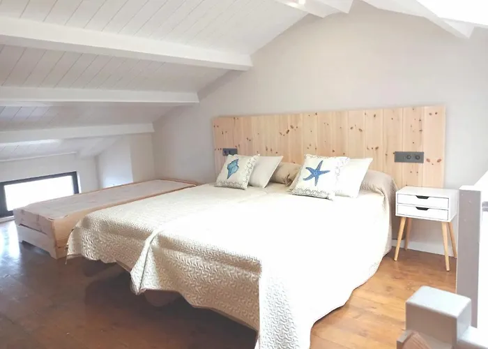 Marina. Casa Marinera Con Terraza Sobre El Mar En Caion Cayón